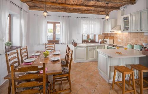 virtuve, Beautiful Home In Cabrunici With Wifi in Jursiči