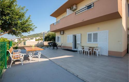 1 Bedroom Awesome Apartment In Makarska
