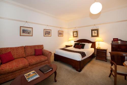 Cobb & Co Court Boutique Hotel Cobb & Co Court Boutique Hotel is a popular choice amongst travelers in Mudgee, whether exploring or just passing through. The hotel offers guests a range of services and amenities designed to provide