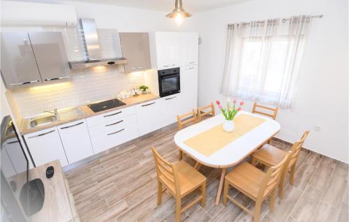 virtuve, Stunning Home In Dicmo in Bisko