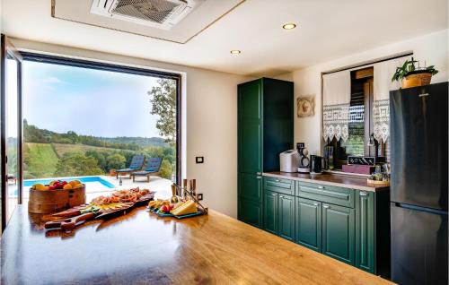 virtuve, Awesome Home In Pisarovina in Pisarovina