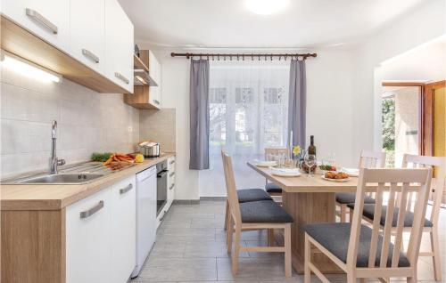 virtuve, 2 Bedroom Pet Friendly Home In Skrljevo in Sarici