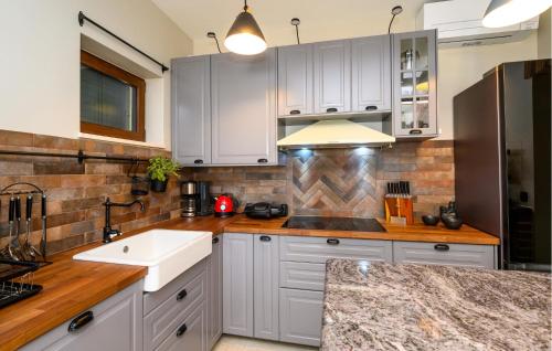 virtuve, Amazing Home In Drace in Sreser