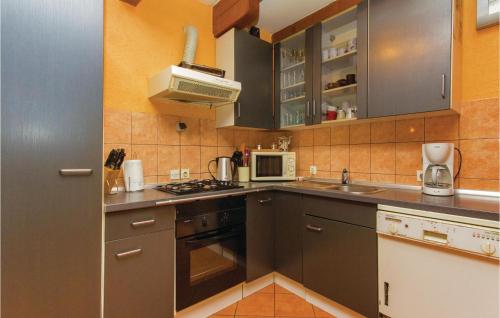 virtuve, 3 Bedroom Cozy Home In Blazevci in Bosiljevo