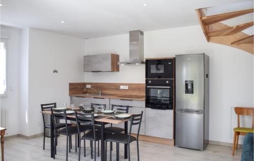 virtuve, Lovely Home In Canihuel With Heated Swimming Pool in Saint-Nicolas-du-Pelem