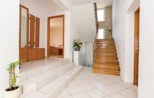 кухня, Stunning Home In Pakostane in Vrana