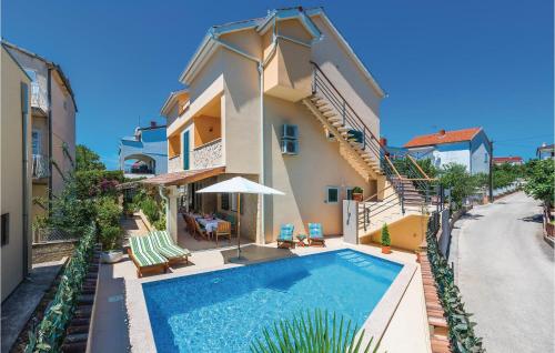 Four-Bedroom Holiday Home In Brodarica