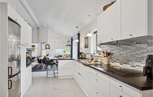 Kitchen, 4 Bedroom Cozy Home In Brovst in Brovst