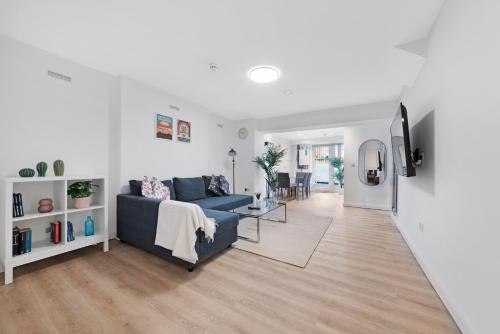 Flat in Dalston, London, Лондон