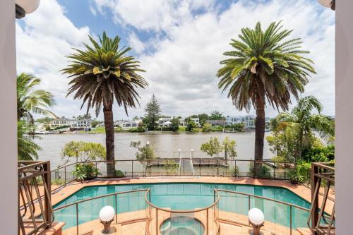 Lakeside Palm Villa in Benowa