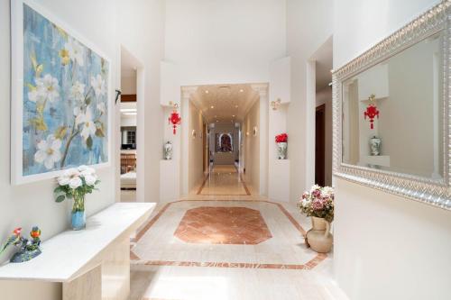 Lakeside Palm Villa in Benowa