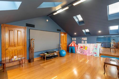 Lakeside Palm Villa in Benowa