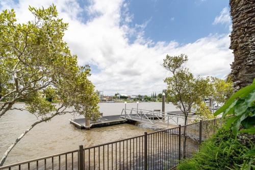 Lakeside Palm Villa in Benowa