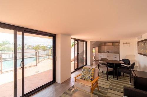 Lakeside Palm Villa in Benowa