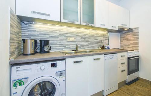 廚房, Three-Bedroom Apartment In Ostrvica in 奧斯特維卡