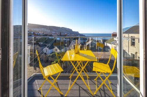 Bright & beautiful 4 bedroom house with sea views, Portland (photo 8)