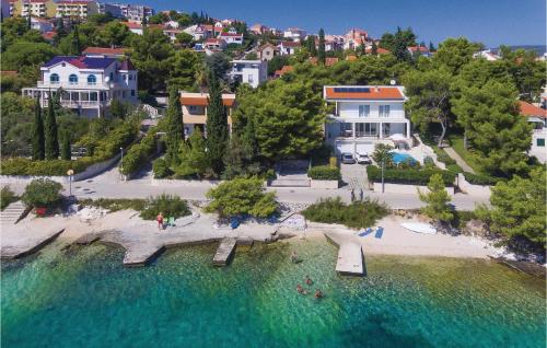 Five-Bedroom Holiday Home In Rogoznica, Rogoznica (photo 6)