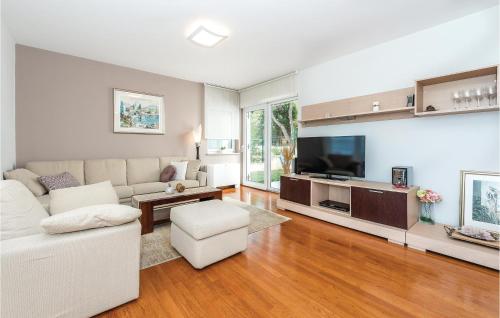 Five-Bedroom Holiday Home In Rogoznica, Rogoznica (photo 3)