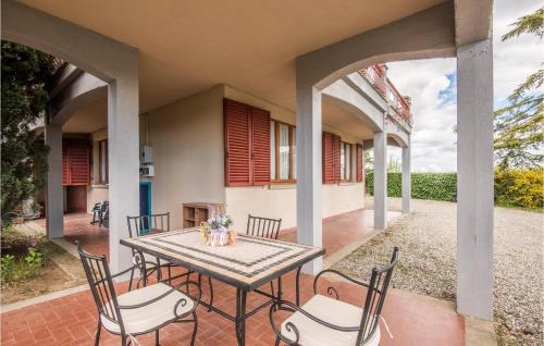  2 Bedroom Cozy Apartment In Monteriggioni in Monteriggioni