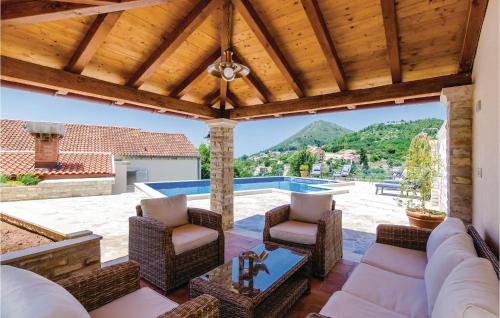 ระเบียง/ชานเรือน, Three-Bedroom Holiday Home In Orasac in ออราซัซ