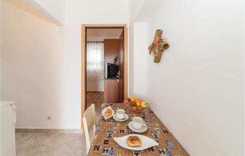 virtuve, 1 Bedroom Amazing Apartment In Kolan in Kolan