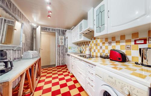Konyha, Awesome Home In Saint-Maurice-Sur-Eygu in Saint-Maurice-Sur-Eygues