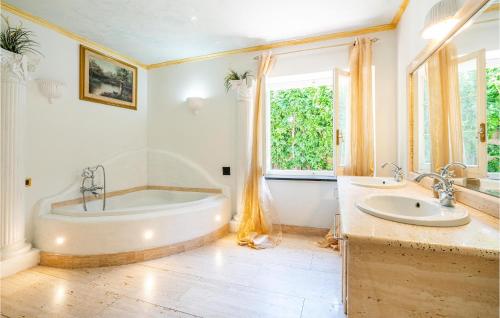 Amazing home in Fiumicino with Jacuzzi WiFi and 7 Bedrooms - image 7