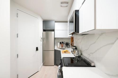 48-3RW Brand New 1BR Prime Hells Kitchen - W&D - image 5