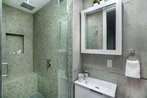 48-3RW Brand New 1BR Prime Hells Kitchen - W&D - image 2