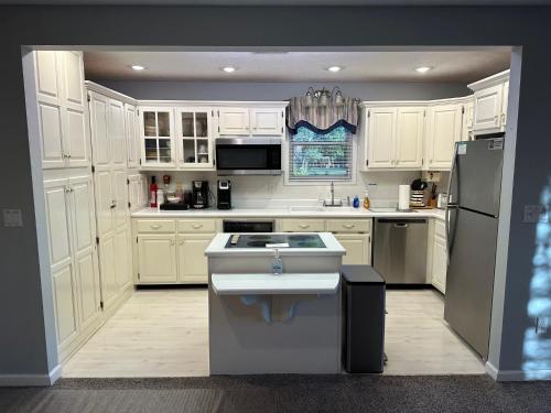 virtuve, Woodson Bend Resort Condo 7-3 Extremely Large Luxury 1 Bedroom Sleeps 6 in Burnside (KY)