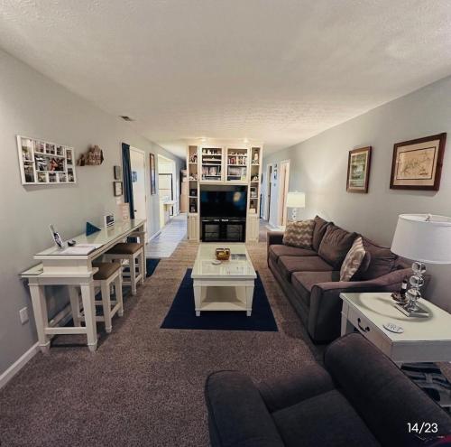 Koplietošanas atpūtas telpa ar TV, Woodson Bend Resort Condo 7-3 Extremely Large Luxury 1 Bedroom Sleeps 6 in Burnside (KY)