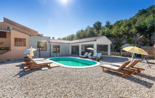 Úszómedence, Amazing Home In Kula Norinska With Wifi in Metkovic