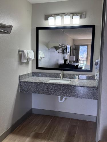 ห้องน้ำ, Super 8 by Wyndham Charleston WV in ชาร์ลสตัน (WV)