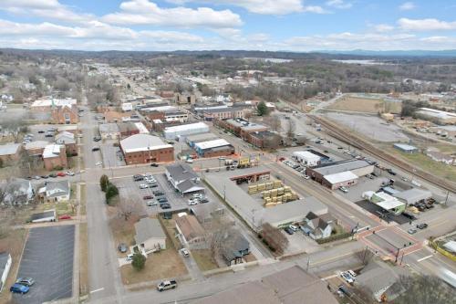 Downtown Lenoir City 2 Bedroom Home in Lenoir City