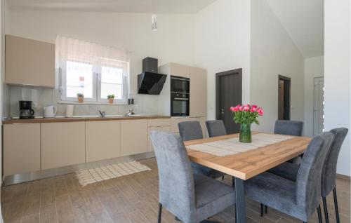 virtuve, Luxurious Home In Trget in Brgod