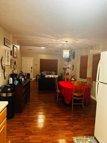 Riverside Escape King Suite, and Queen Suite., Sevierville