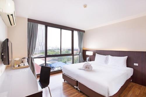 1 queen bed, 2 twin beds