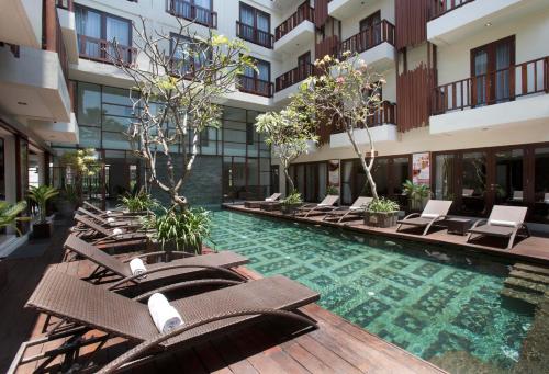 Swimming pool, d’primahotel Seminyak in Bali