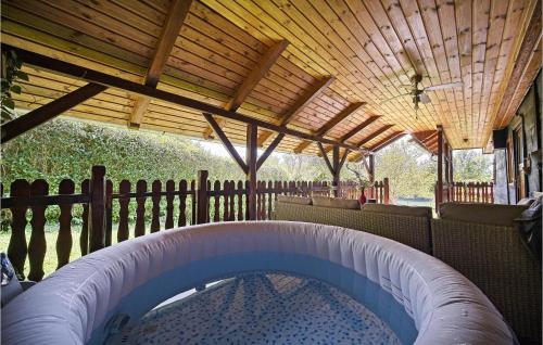 Viesnīcas āriene, 1 Bedroom Awesome Home In Augustanovec in Pisarovina