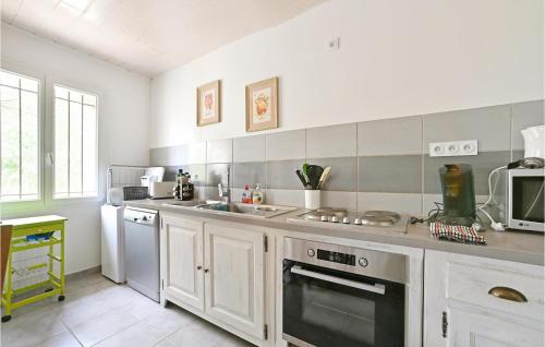 virtuve, 2 Bedroom Gorgeous Apartment In Codognan in Codognan