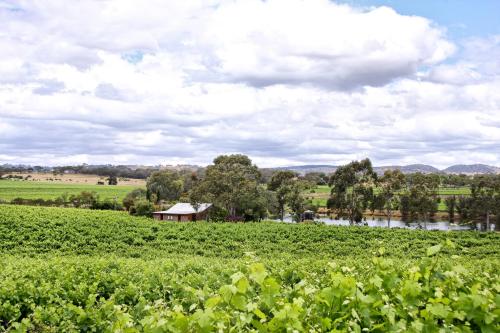 Stonewell Cottages and Vineyards