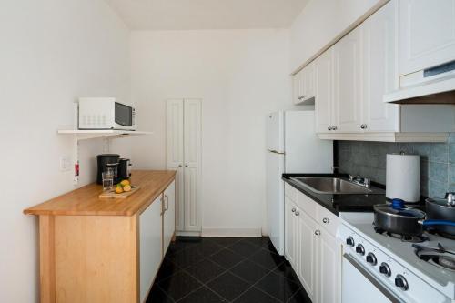 61-2C Prime UES 2BR Newly furnished best value, New York (Foto 10)
