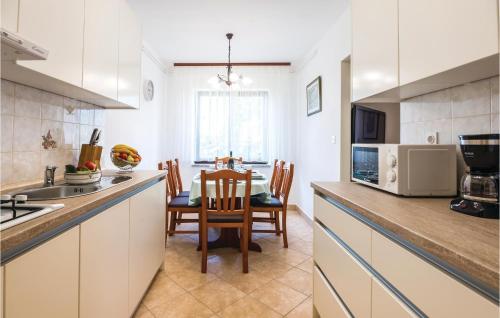 Konyha, Nice Apartment In Veprinac With Wifi in Veprinac