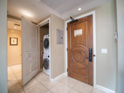 Ninth-Floor Mountain View Suite and Expansive Lanai at Honua Kai - image 2