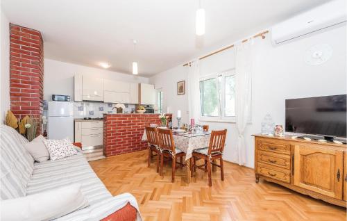 Lovely Home In Unesic in Unešić