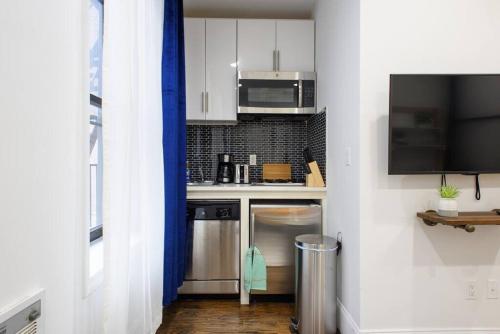69-2A Holiday Retreat Prime Lower East Side 1BR Apt, New York (photo 7)