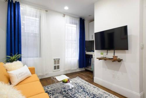 69-2A Holiday Retreat Prime Lower East Side 1BR Apt, New York (photo 6)