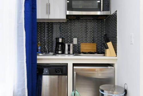 69-2A Holiday Retreat Prime Lower East Side 1BR Apt, New York (photo 8)