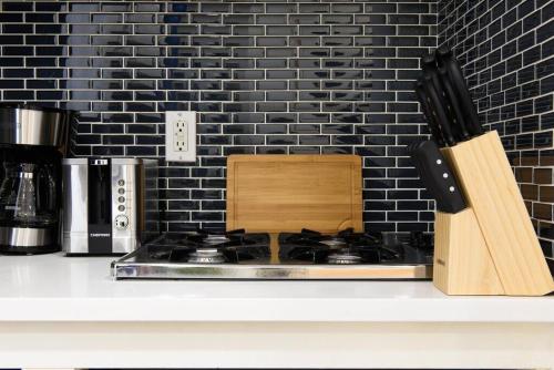 69-2A Holiday Retreat Prime Lower East Side 1BR Apt, New York (photo 10)