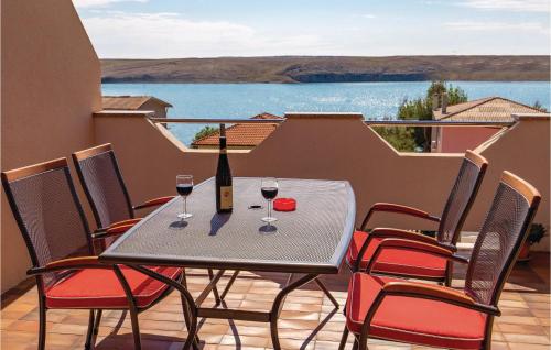 Cozy Apartment In Dinjiska With House Sea View - Location saisonnière - Dinjiška